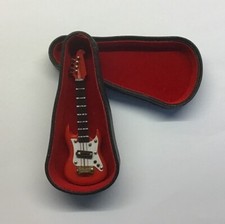 (€ 11,20/VKE) E-Bassgitarre mit Koffer in rot, Koffer schwarz, 6 cm