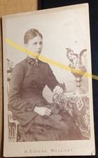 sitzende Frau mit Zopf -