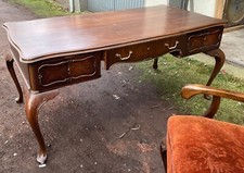 antiker schreibtisch mit Sessel