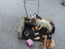 Schleich Pferdeputzplatz, Mini Turnierset, Pferdebox, weitere Pferde + Reiter