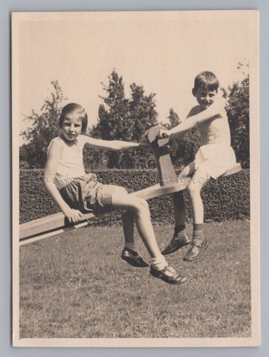 Junge und mädchen auf wippe - und,