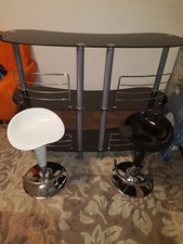 Bartisch mit zwei Barhocker in weiß und schwarz