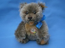 *****   Steiff Bär "Zotty", 16 cm, mit Knopf, Schild und Fahne (029950)   *****