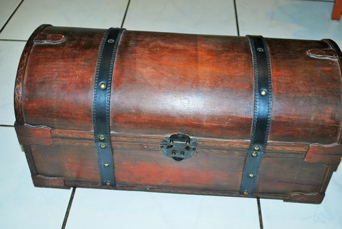 Holztruhe mit runden - ,