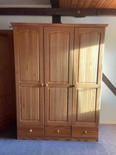 Massiver Kleiderschrank aus
