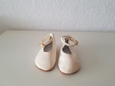 1 Paar beige Puppenschuhe