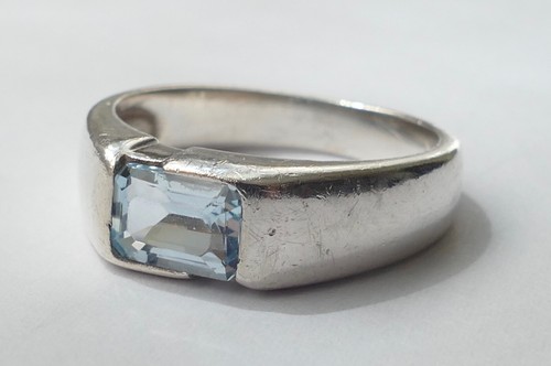 Ring blauer viereckiger