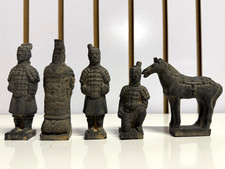 Miniatur Terrakotta-Armee – 5 Figuren im dekorativen Etui (China, Xi’an)   12cm
