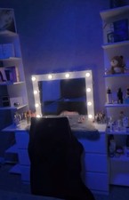 Schlafzimmer mit Bett Kleiderschrank und Frisiertisch mit Sideboards  Weiß