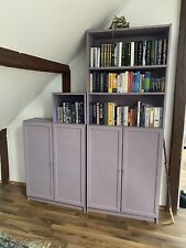 Lavendelfarbenes IKEA BILLY Bücherregal mit Oxberg-Türen