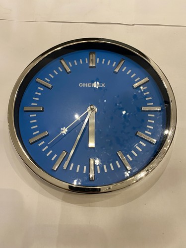 Wanduhr blau mit silberner
