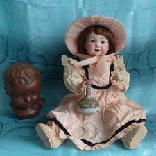 antike Puppe Charakterpuppe A.M. 971 alt bekleidet mit Schutenhut und Zugabe