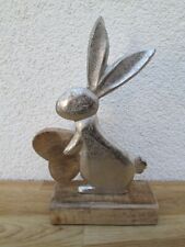 Hase mit Herz auf Fuß