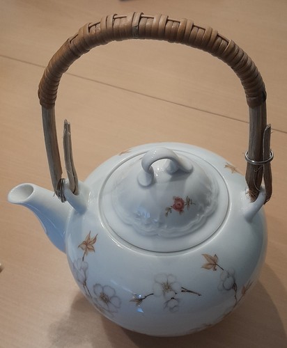 Vintage teekanne aus porzellan - aus,