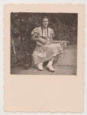 Teenager im Kleid mit Gitarre