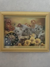 Wanduhr mit drei kleinen niedlichen Katzen. Mit großen Ziffern und mit Batterie.