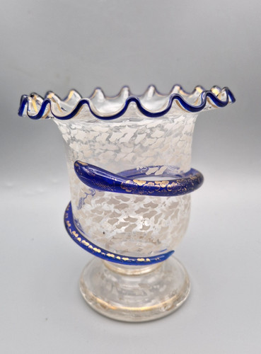 Glasvase mit blauem - , fadendekor