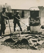 Foto PK WK I Soldaten heizen den Ofen an "die dicke Berta" D1.44