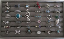 Konvolut Modeschmuck  35 Ringe bunt gemischt mit Organizer / B-03