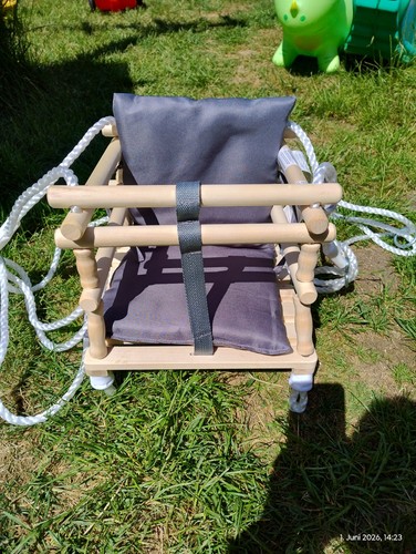 Kleinkindschaukel draußen
