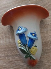 Wandvase, mit dkl.orangen Rand und Blumenbukett-Enzianblüten