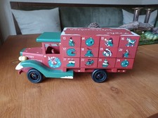 Adventskalender, Lkw mit Schubläden aus Holz.