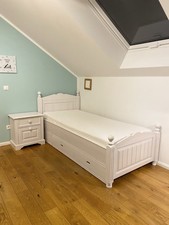 Massivholzbett Cinderella mit Nachttisch, Lattenrost und Matratze