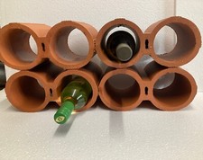 Weinlagersteine aus rotem Ton für 22 Flaschen.