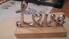 Aufsteller Schriftzug   LOVE mit Metall und Holzsockel 11 cm hoch 15 lang