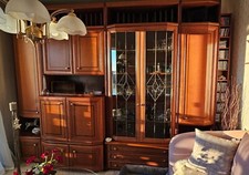 Schrankwand, Wohnzimmer, kirschbaum, Fernseher versteckt hinter Türen 