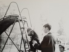 Bad Lausick junger Vater mit Kindern auf Spielplatz Junge klettert Rutsche Foto