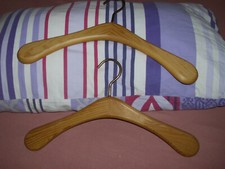 2 x Kiefer-Holz-Kleiderbügel KLASSIK massiv Garderobenbügel Messing, 42 cm breit