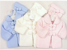 BABY MÄDCHEN JUNGE SPANISCH STRICKBOMMEL KINDERWAGENMANTEL MATINEE JACKE & MÜTZE GESCHENKSET 