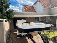 Konsolenboot mit Motor und