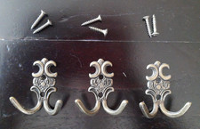 Drei kleine Garderobenhaken - Wandhaken - Kleiderhaken, Messing, alt