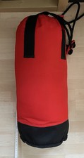 Boxsack, vier Kilo zum Aufhängen circa 60 cm hoch, Durchmesser 25 cm
