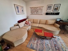 Großes weiß/creme Eck Sofa mit eingebauten Regalen, zus. Tisch