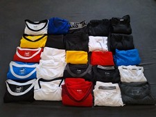 Sportoberteile und Hosen