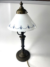 Tischleuchte Milchglas weiß mit blauem Mustern ca. 44 cm Höhe Vintage