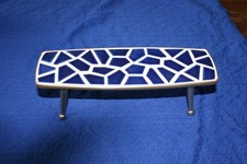 Dekoartikel_Mini-Nierentisch_Superteil; rafiniert. Mit blau-weißem Mosaik,