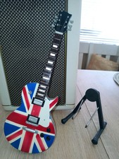 Gabson Les Paul Union Jack  Brit pop design 25cm Mini-Gitarre mit Stand(6-04)