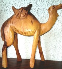Krippenfigur. Großes Kamel stehend handgeschnitzt aus Olivenholz. Ca. 24 × 24 cm