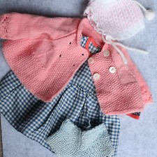 Altes Puppenkleid mit Haube