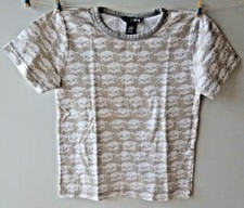  °°° H&M , supersüßes T-Shirt 122,  beige weiß, allover gemustert, Totenkopf °°°