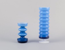 P.O. Ström für Alsterfors Glasbruk. Zwei Kunstglasvasen im gewellten Design.