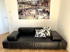 schwarzes Ledersofa mit