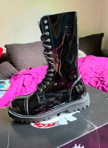 Lack boots angry itch - angry,