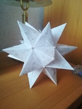 Bascetta-Stern m. Sterne, weiss, beleuchtet, LED-Drahtlichterkette + Timer