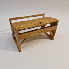Miniatur-Schultisch aus Holz