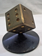 Würfel Messing auf rundem Metall Sockel Schreibtischgarnitur Briefbeschwerer